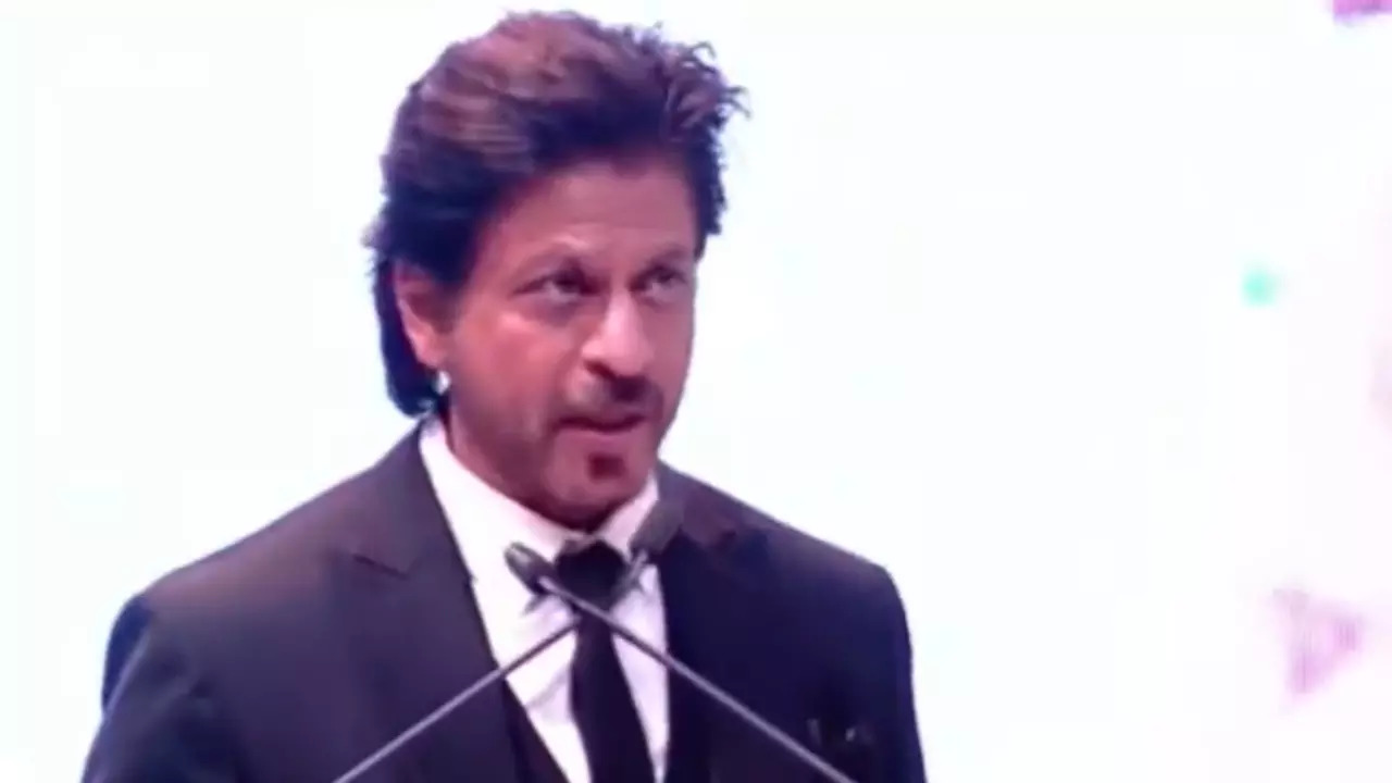 Shah Rukh Khan speaking Bengali