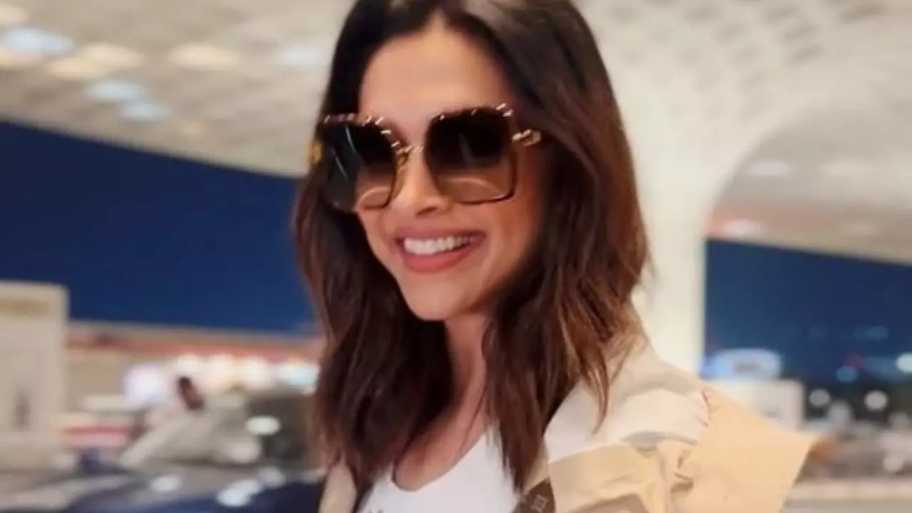 Deepika Padukone at Mumbai Airport