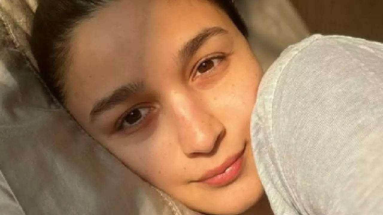 These 15 Selfies Of Alia Bhatt Will Make You Fall In Love With Her - RVCJ  Media