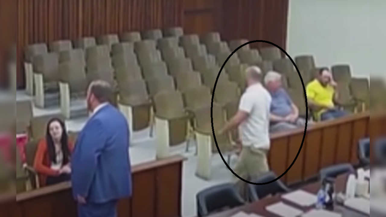 Convict casually walks out of courtroom