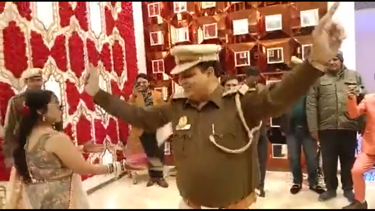 [WATCH] Delhi: SHO of Narayana police station grooves on 'Mera Balam ...