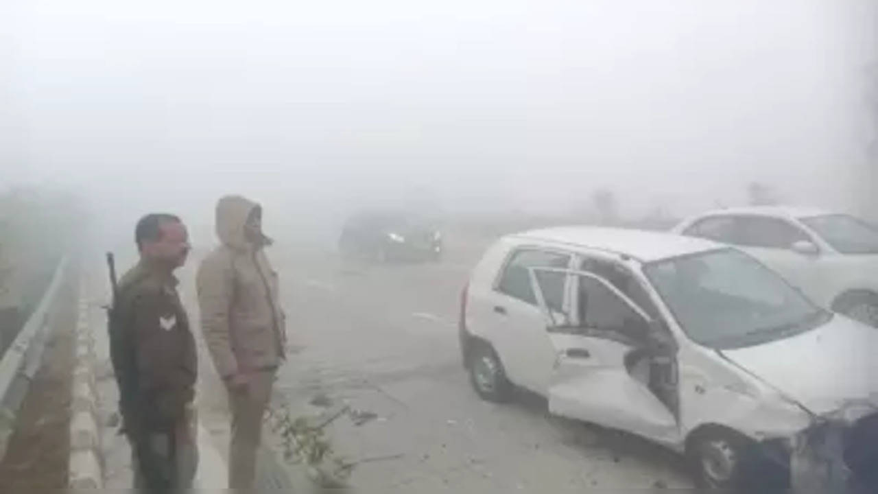 Two vehicles collided with each other in fog in Greater Noida, 2 injured.