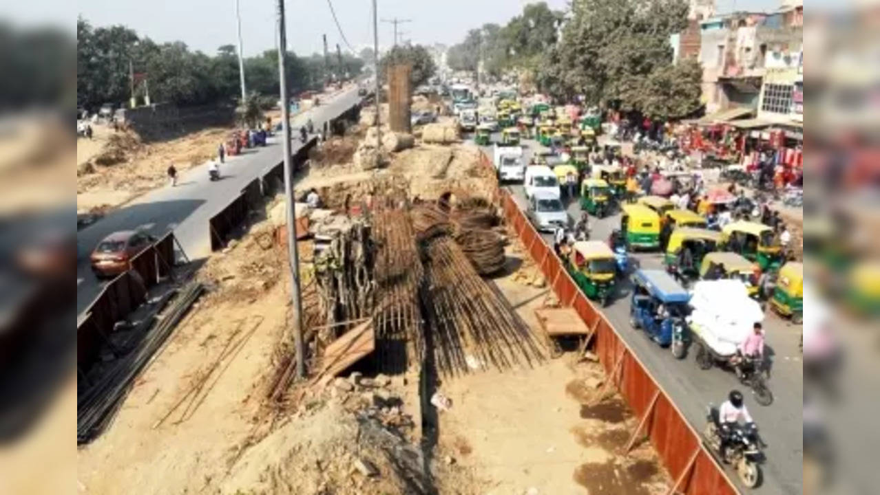 New Delhi: Highway is under construction at Geeta colony in East Delhi on Tuesday, November 22, 2022. (Photo:Qamar Sibtain/ IANS)