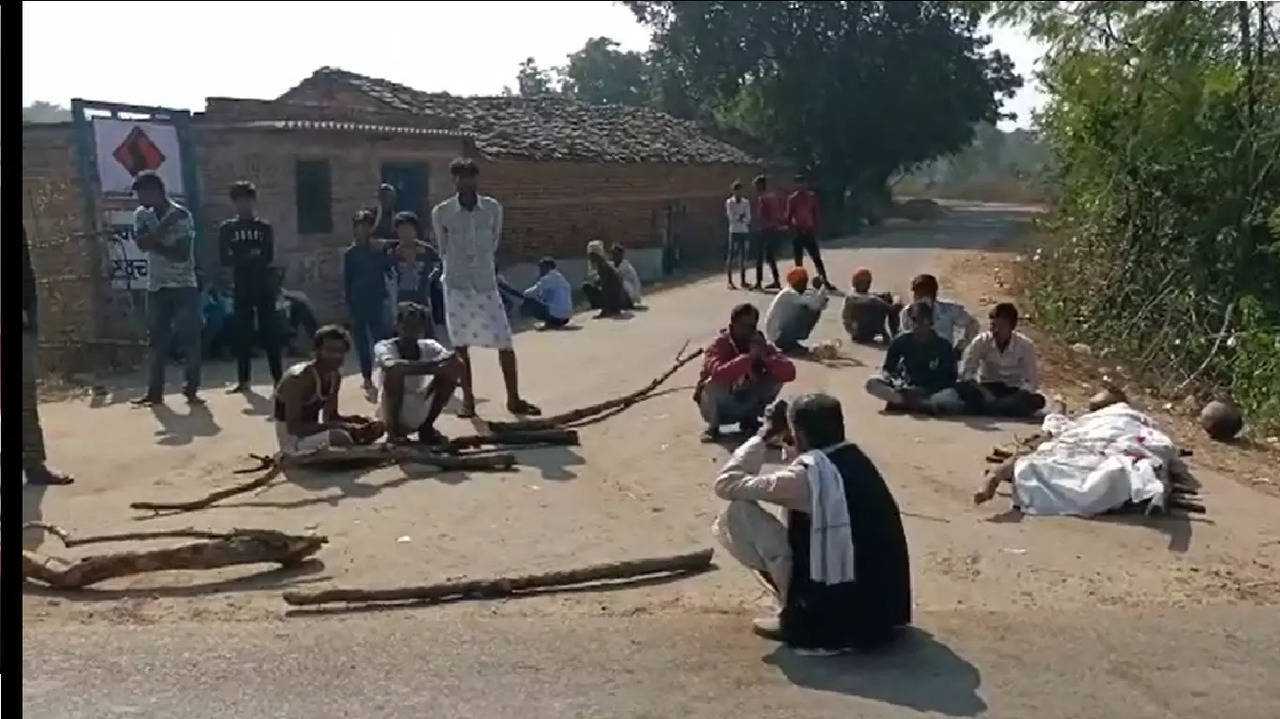 Dalit Man S Body Lay On Road As Upper Caste Men Refuse Cremation In Madhya Pradesh Video Goes