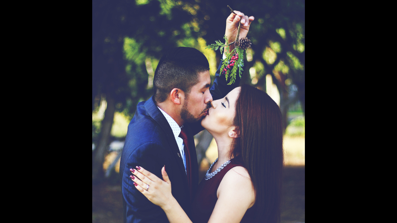 Mistletoe meaning What is mistletoe and why do people kiss under the mistletoe on Christmas