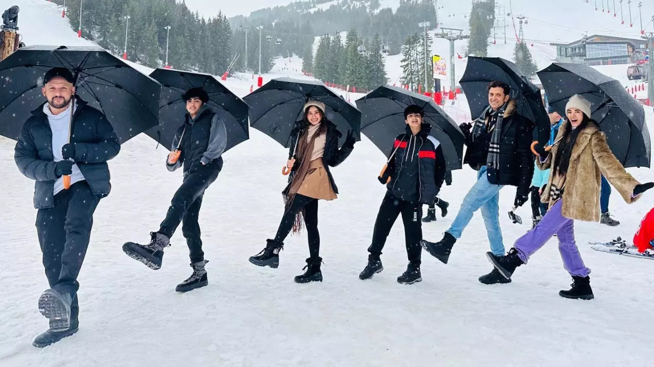 Hrithik Roshan's GF Saba Azad poses with Roshan clan in happy photo from Christmas vacation