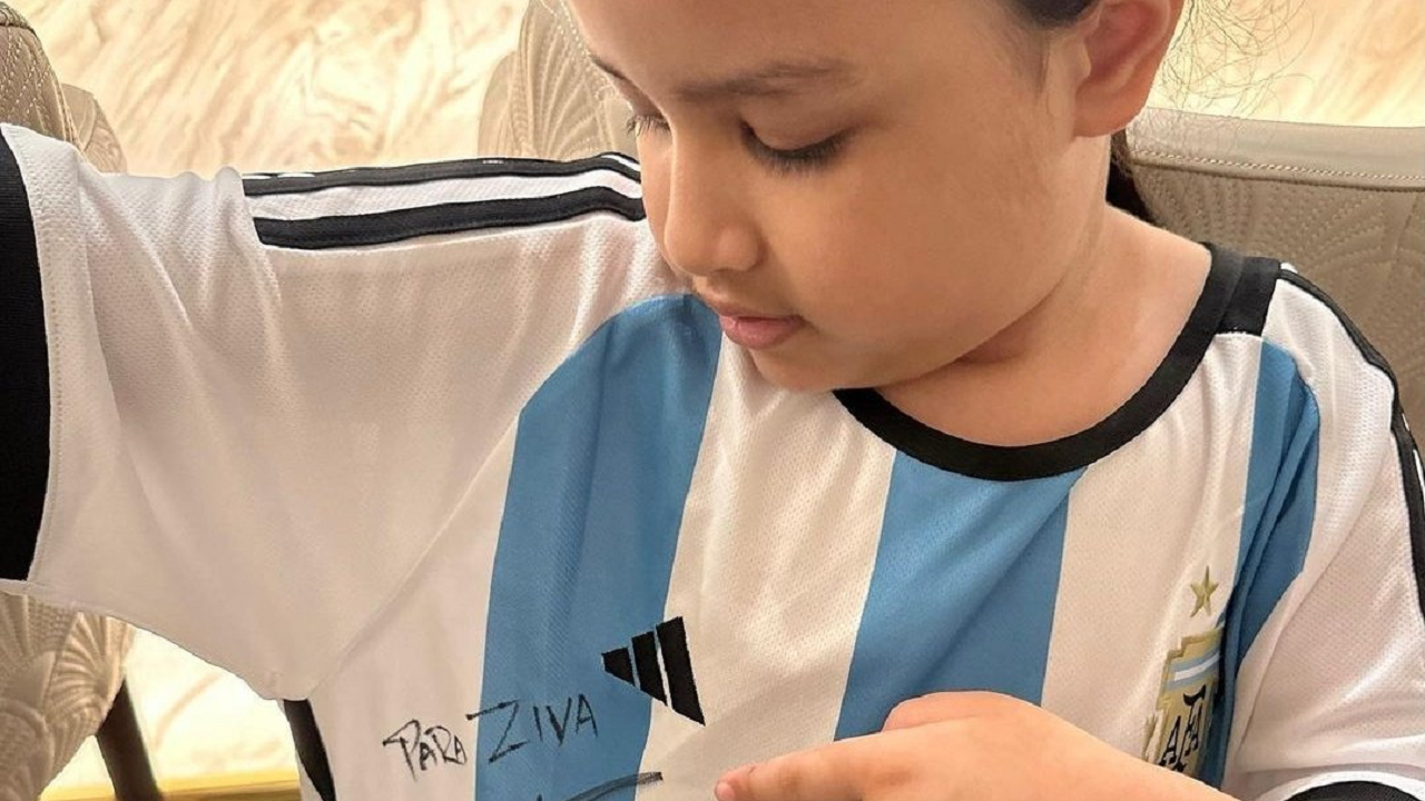 Lionel Messi gifts MS Dhoni's daughter signed Argentina jersey: 'Para Ziva'