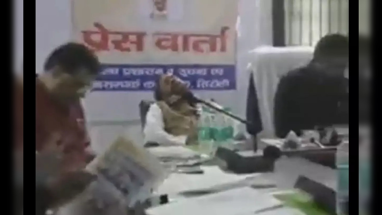 Advisor to Rajasthan Chief Minister Ashok Gehlot sleeping at press meet?