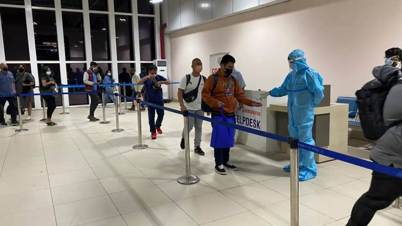 Thermal screening of passengers. | Photo:Twitter/mansukhmandviya