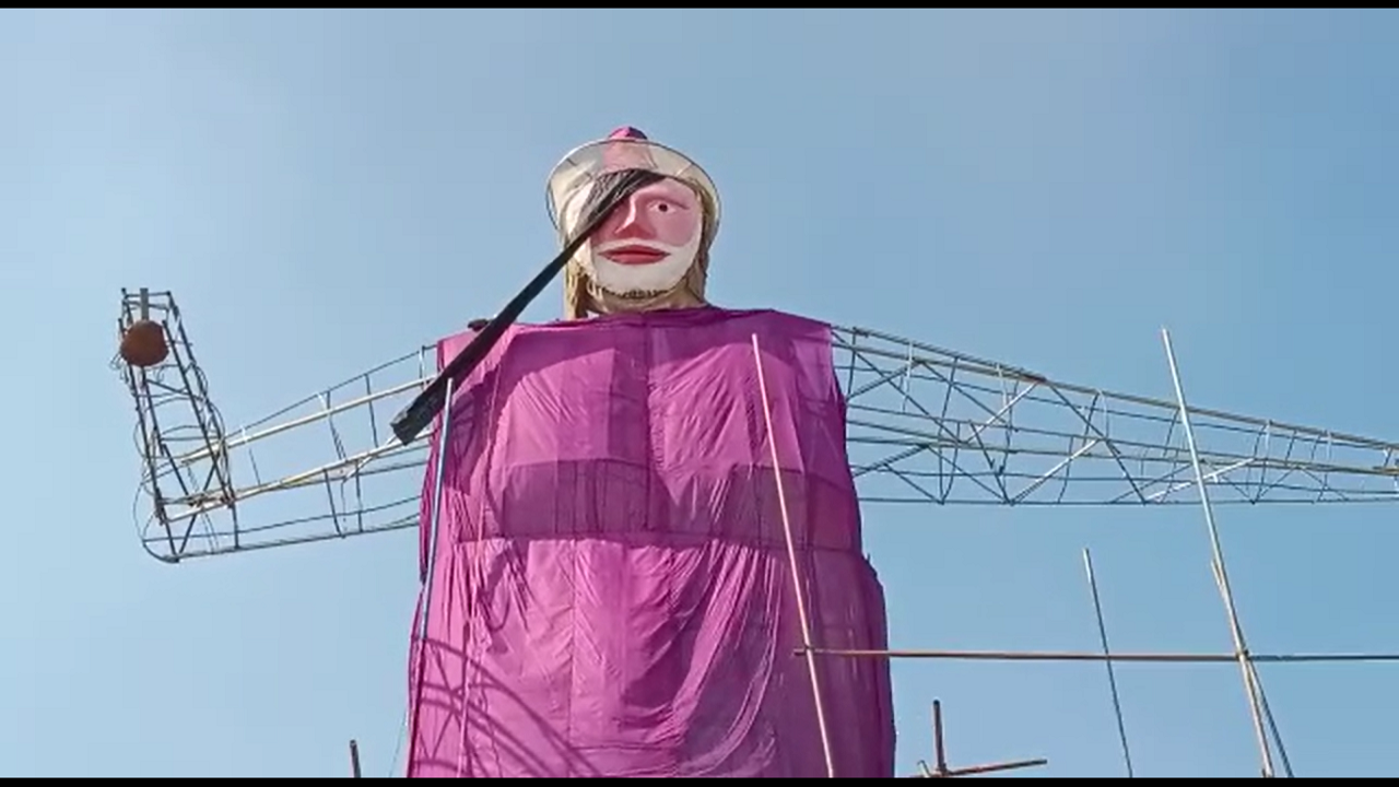 santa modi effigy