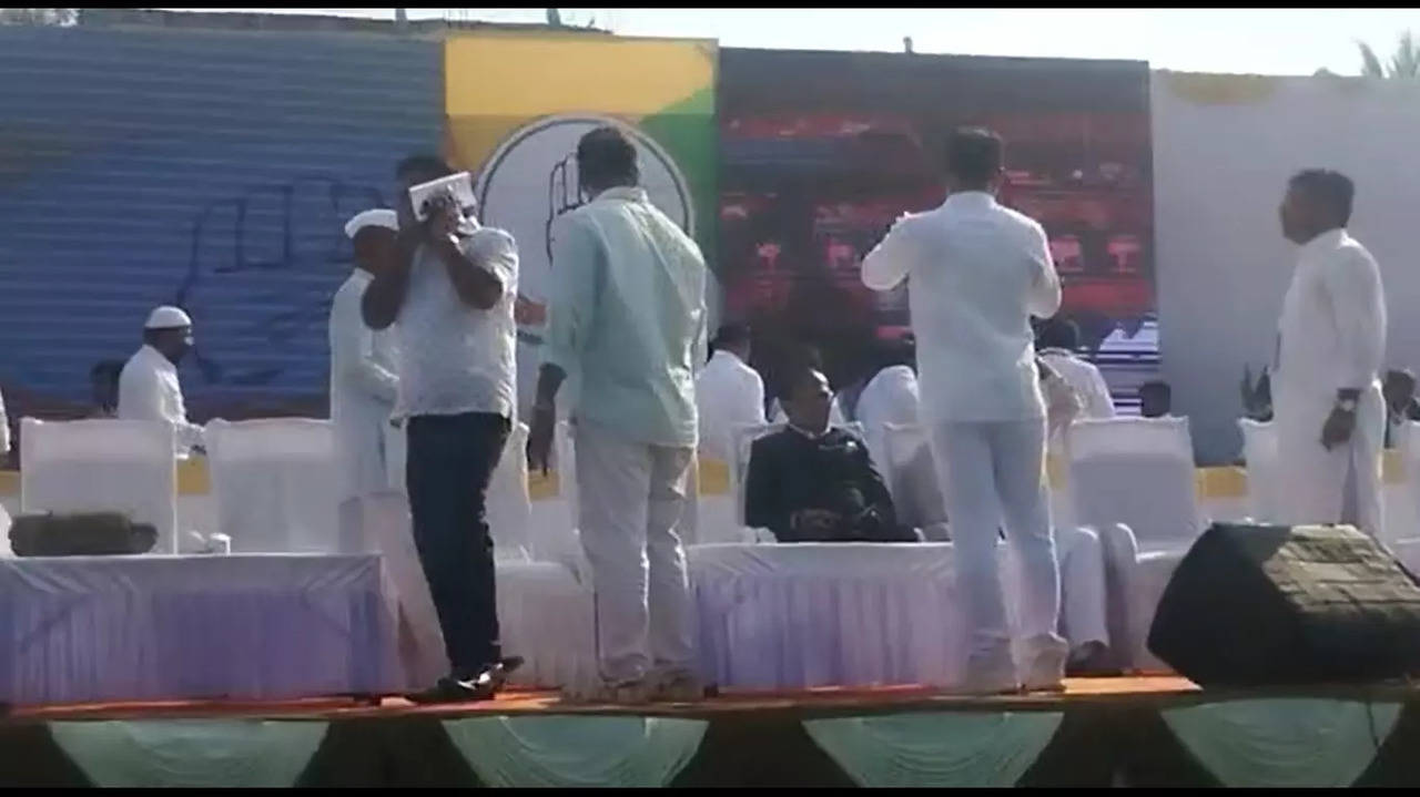 Congress leaders fight over chair in Karnataka.