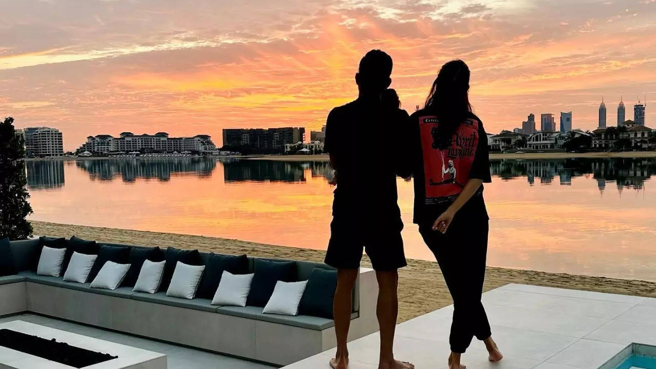 Virat Kohli watches last sunset of this year with Anushka Sharma