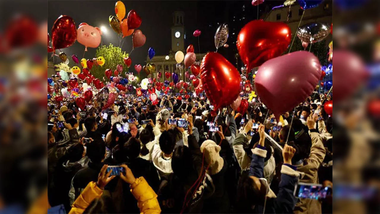 Thousands gather in China's Wuhan to celebrate New Year amidst covid wave