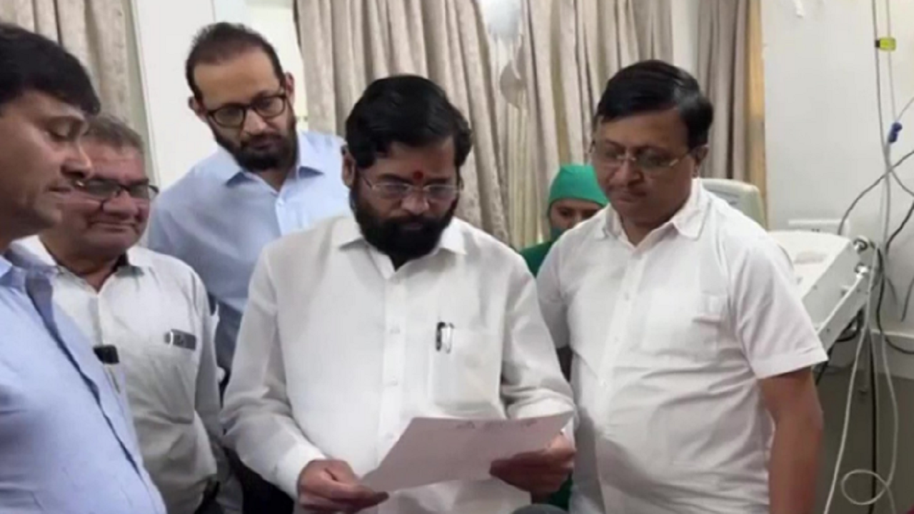 Eknath Shinde meets persons injured in Nashik fire