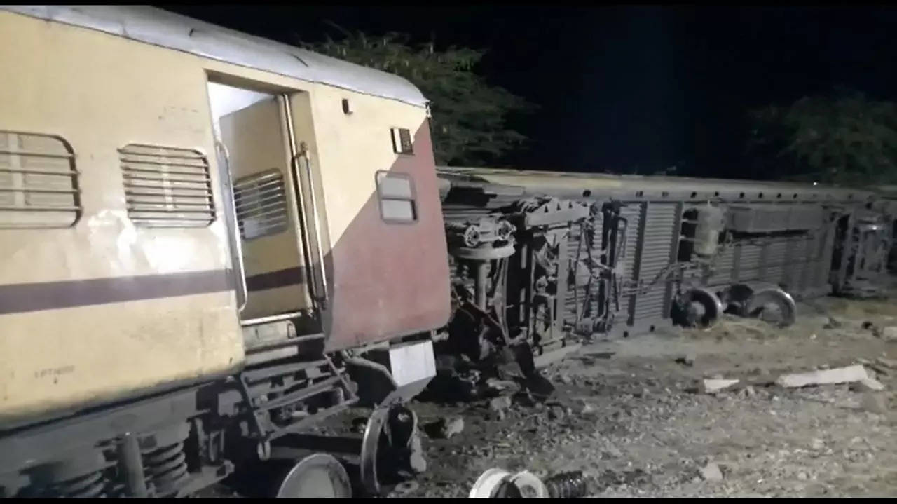 8 coaches of Bandra Terminus-Jodhpur Suryanagari Express train derail;  helpline numbers issued