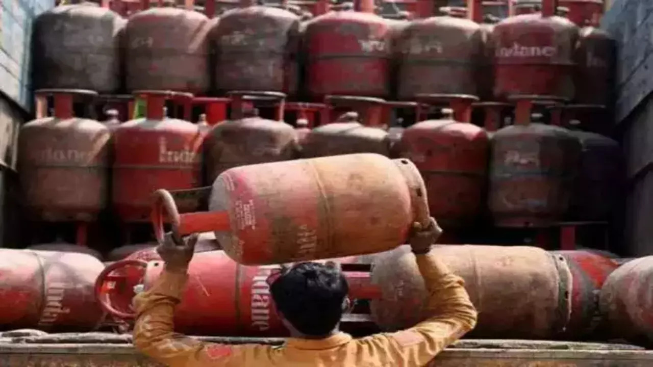 Delhi LPG Cylinder price hike Jan 1