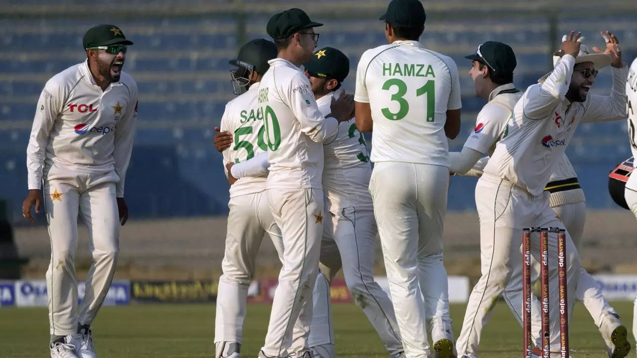 New Zealand rout Pakistan by an innings and 176 runs in 2nd Test