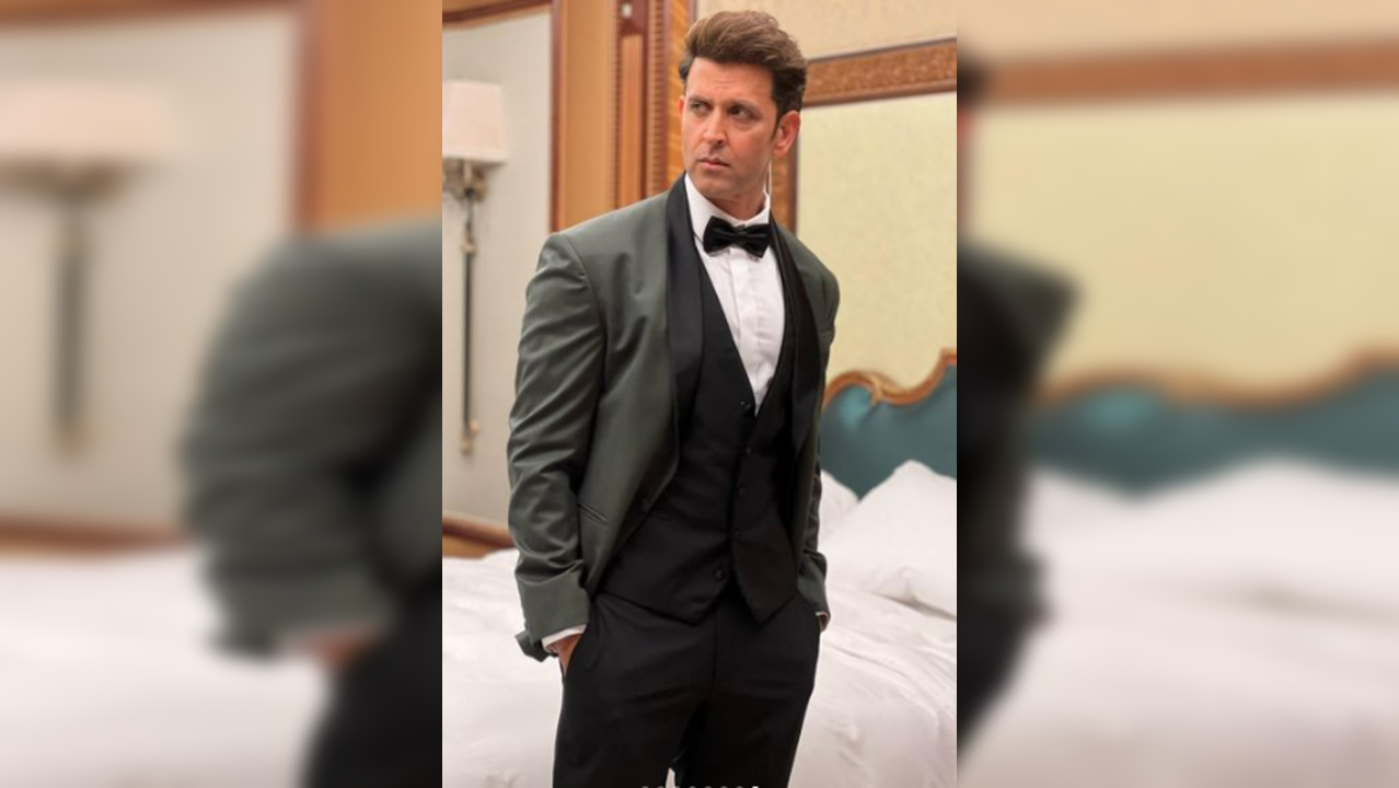 Hrithik Roshan shows off 8-pack bod amid filming for Fighter