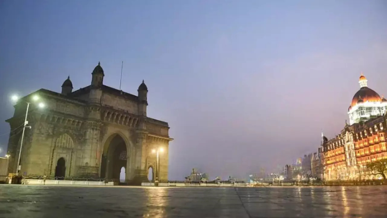 Gateway of India (left) and Taj Hotel (right)