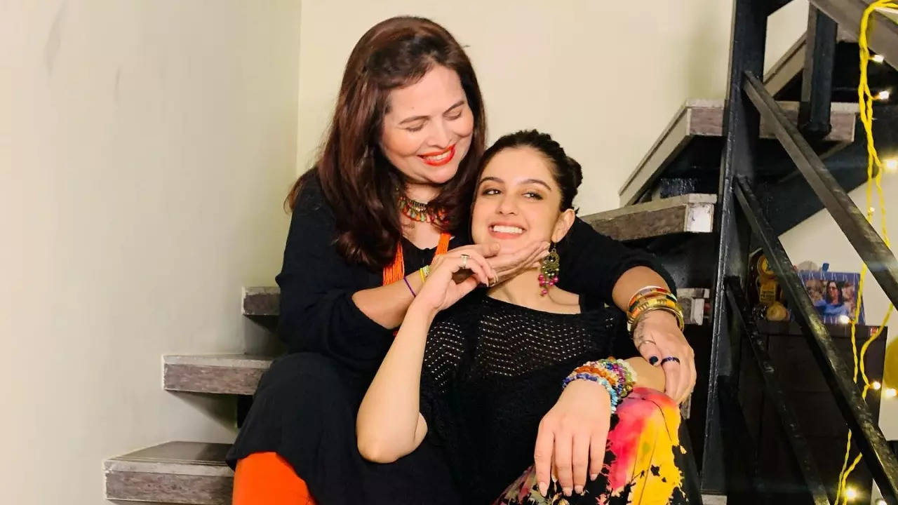 Tunisha Sharma with Sheezan Khan's mother