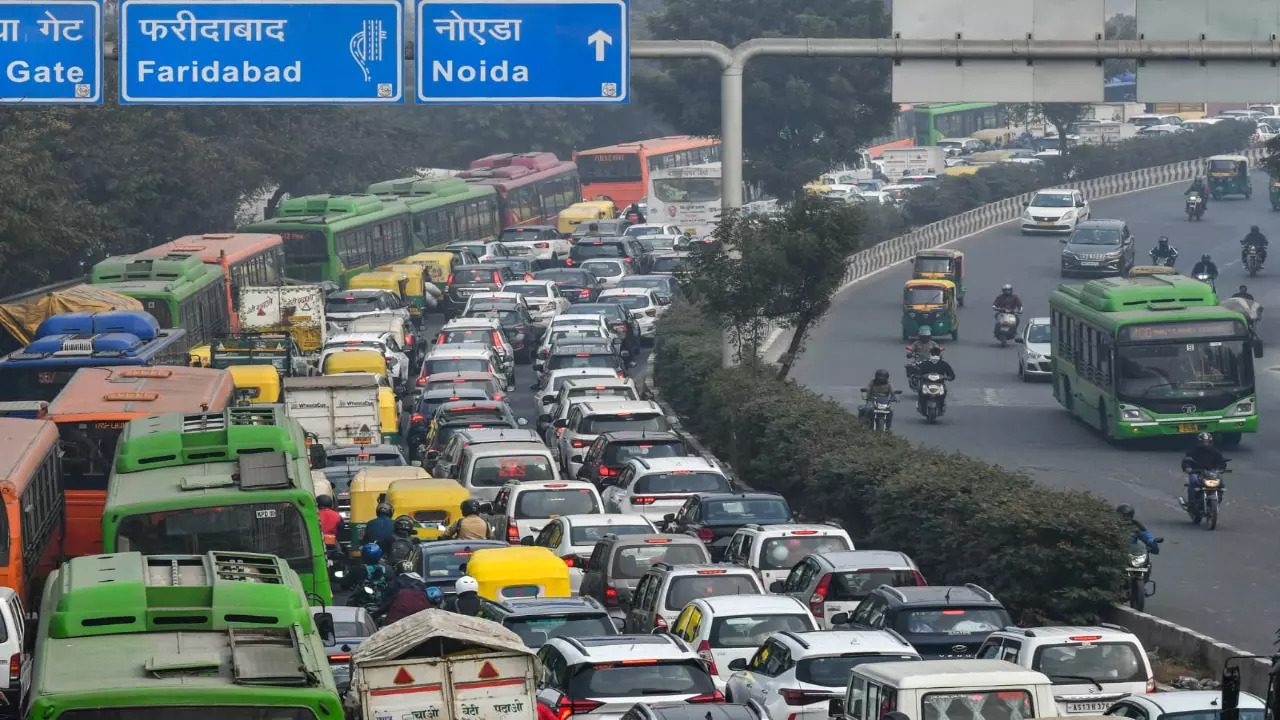 Ashram Flyover traffic