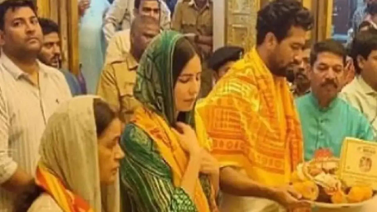 Katrina Kaif, Vicky Kaushal seek blessings at Mumbai's Siddhivinayak Temple. PICS go viral