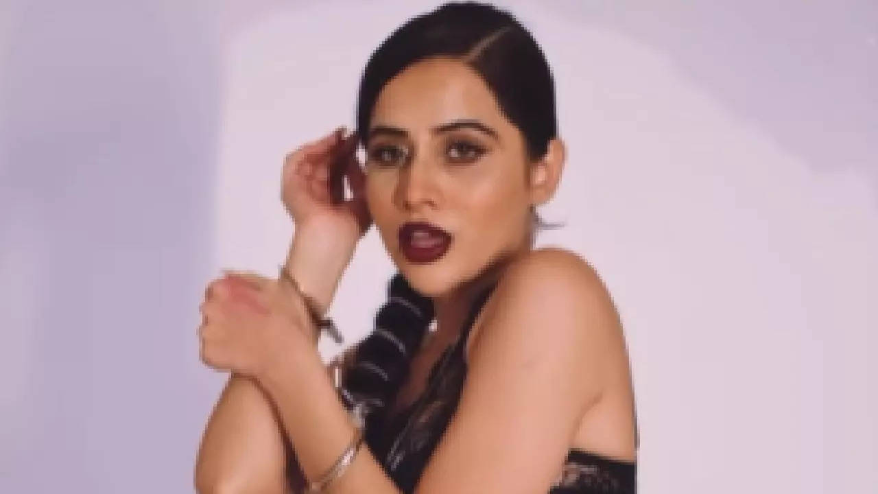 Urfi Javed slips into skimpy bikini and handcuffs in new sultry video.  Netizens call it 'nanga naach' | Entertainment News, Times Now