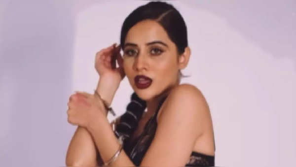 Urfi Javed Slips Into Skimpy Bikini And Handcuffs In New Sultry Video Netizens Call It Nanga