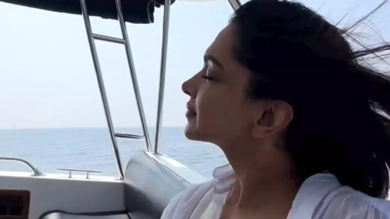 Deepika Padukone enjoys in Alibaug