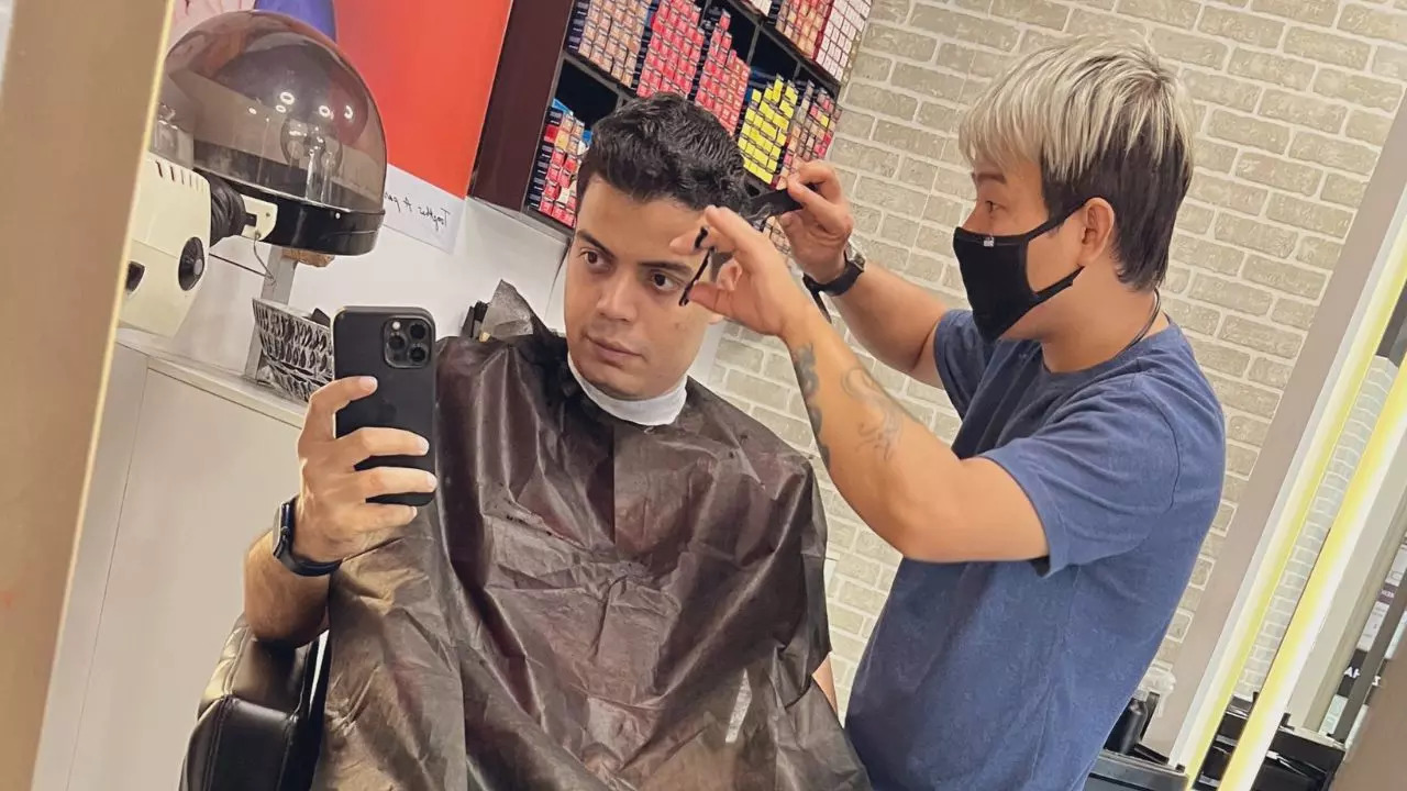 A former Microsoft executive gets a haircut while seemingly attending a meeting | Picture courtesy of Tanay Pratap/Twitter