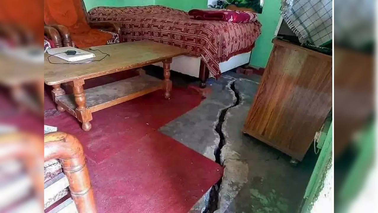 Cracks in house in Joshimath of Uttarakhand​