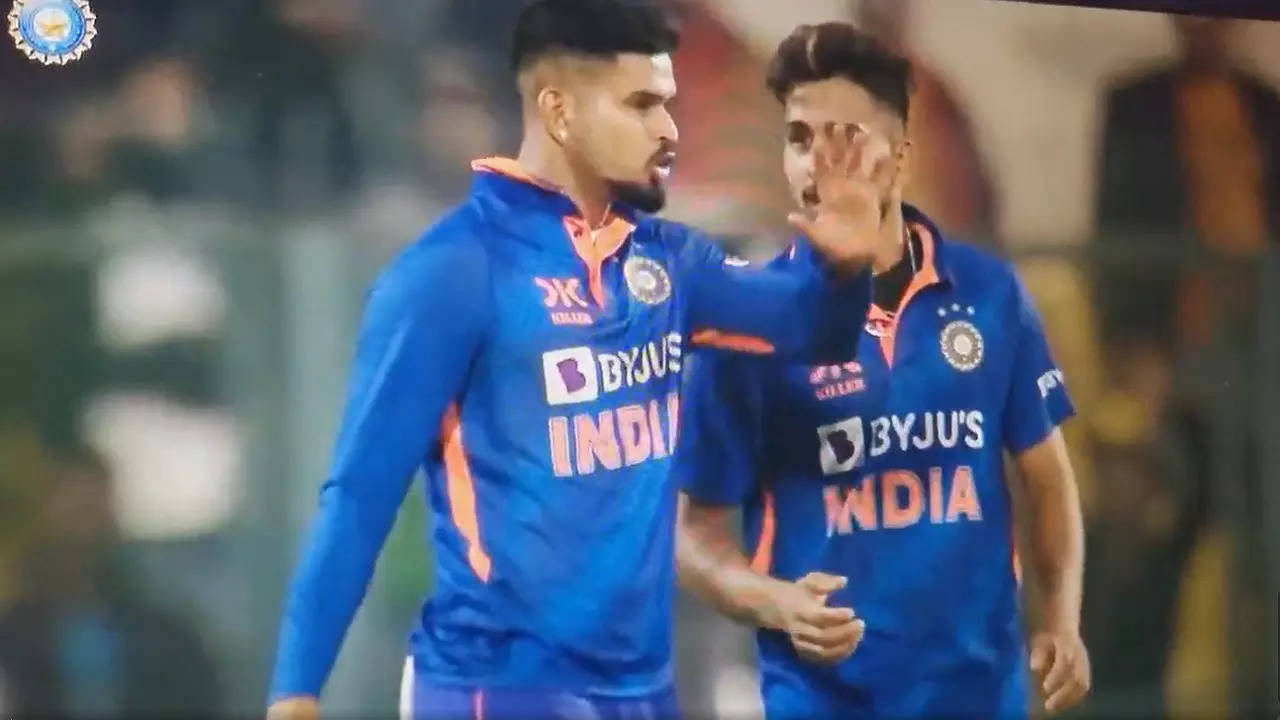 Shreyas Iyer angry at Umran Malik.