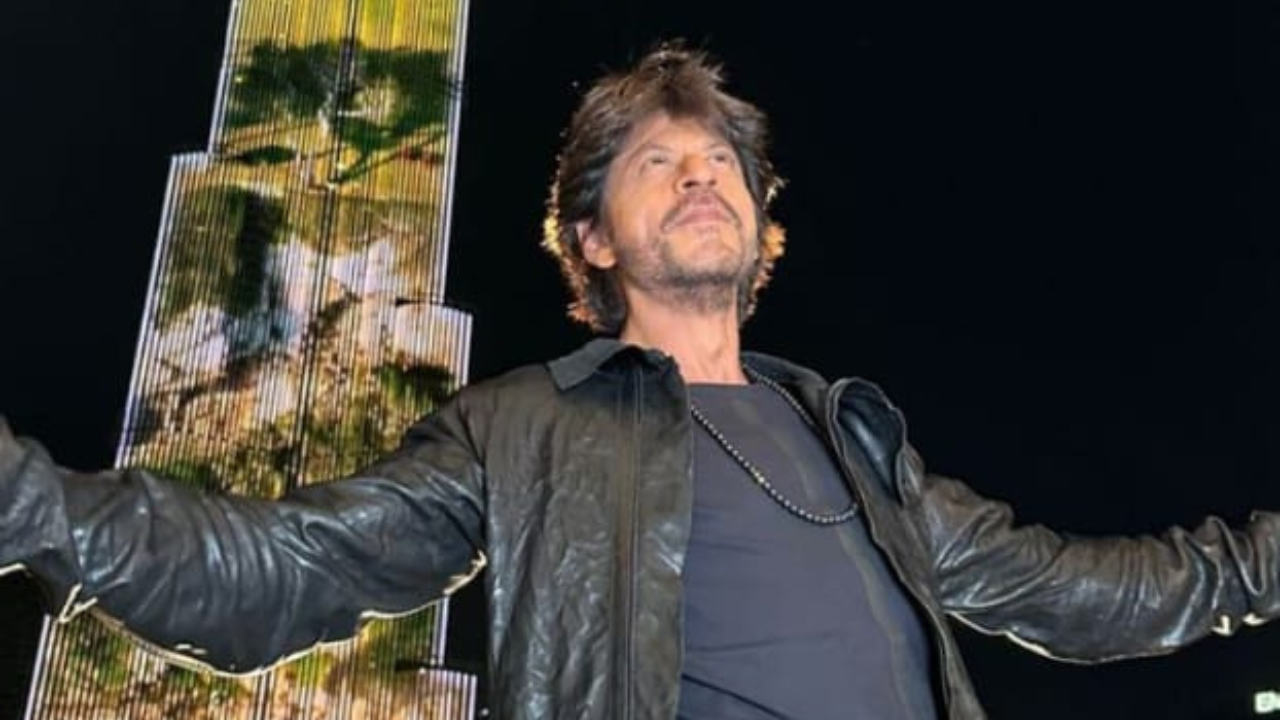 Shah Rukh Khan strikes signature pose as Pathaan trailer lights up Burj Khalifa