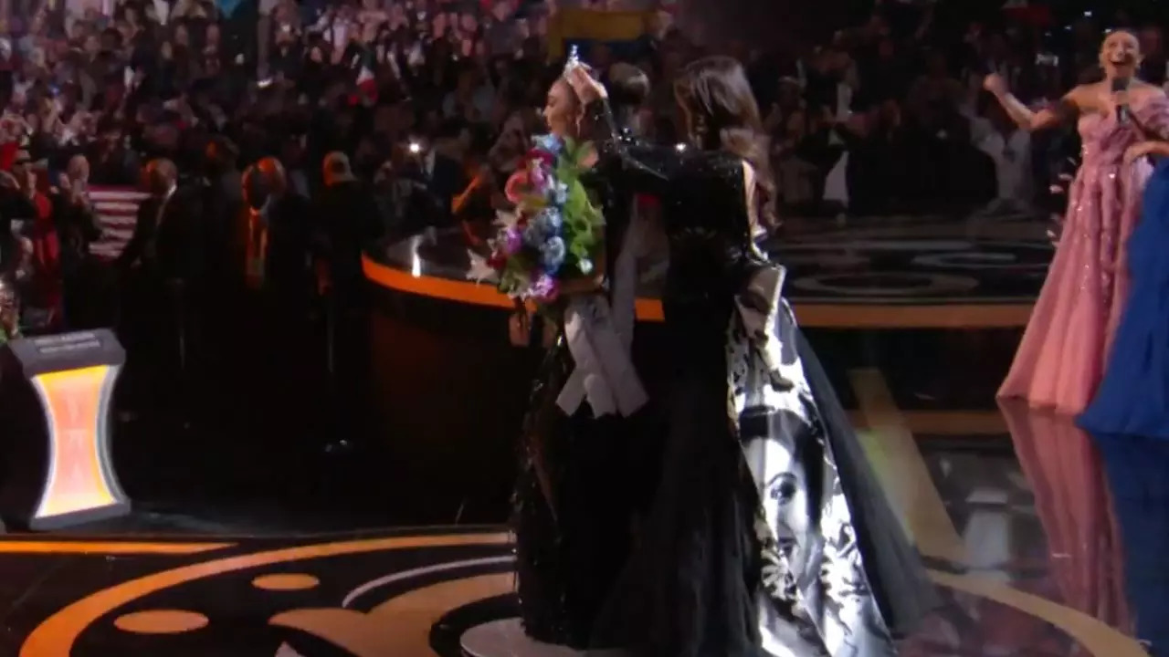 Harnaaz Sandhu crowns Miss Universe 2022 R’Bonney Gabriel while wearing a gown as a tribute to former winners Sushmita Sen and Lara Dutta | Screengrab: @missuniverse/Twitter