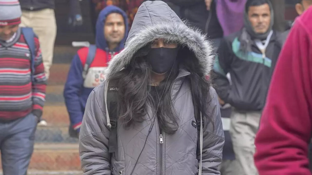 Cold wave grips Delhi