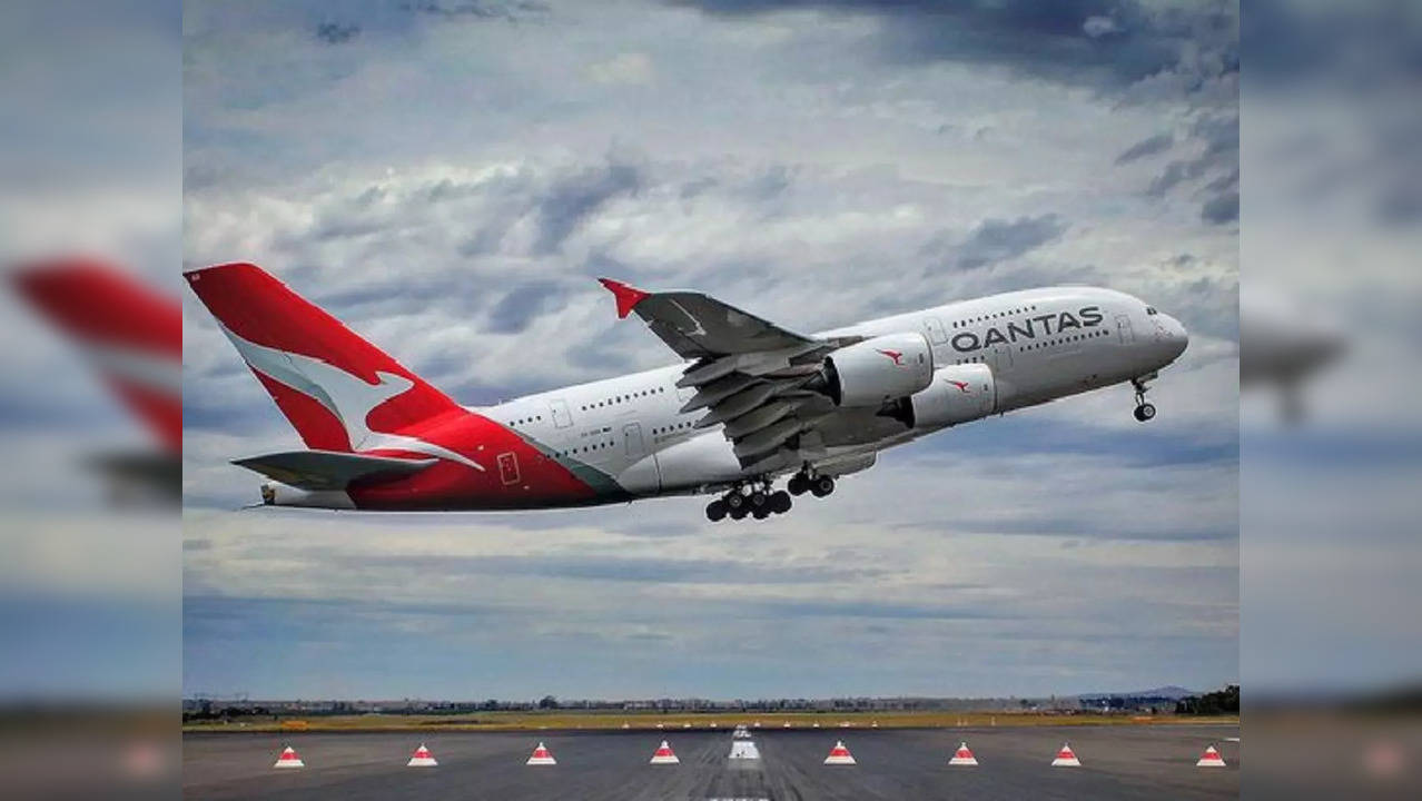 ​Qantas flight issues mayday call to Sydney airport