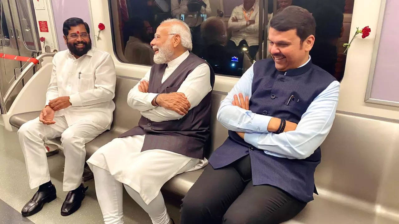 Prime Minister Narendra Modi pictured with Maharashtra CM Eknath Shinde and Deputy CM Devendra Fadnavis | Photo: @Dev_Fadnavis/Twitter