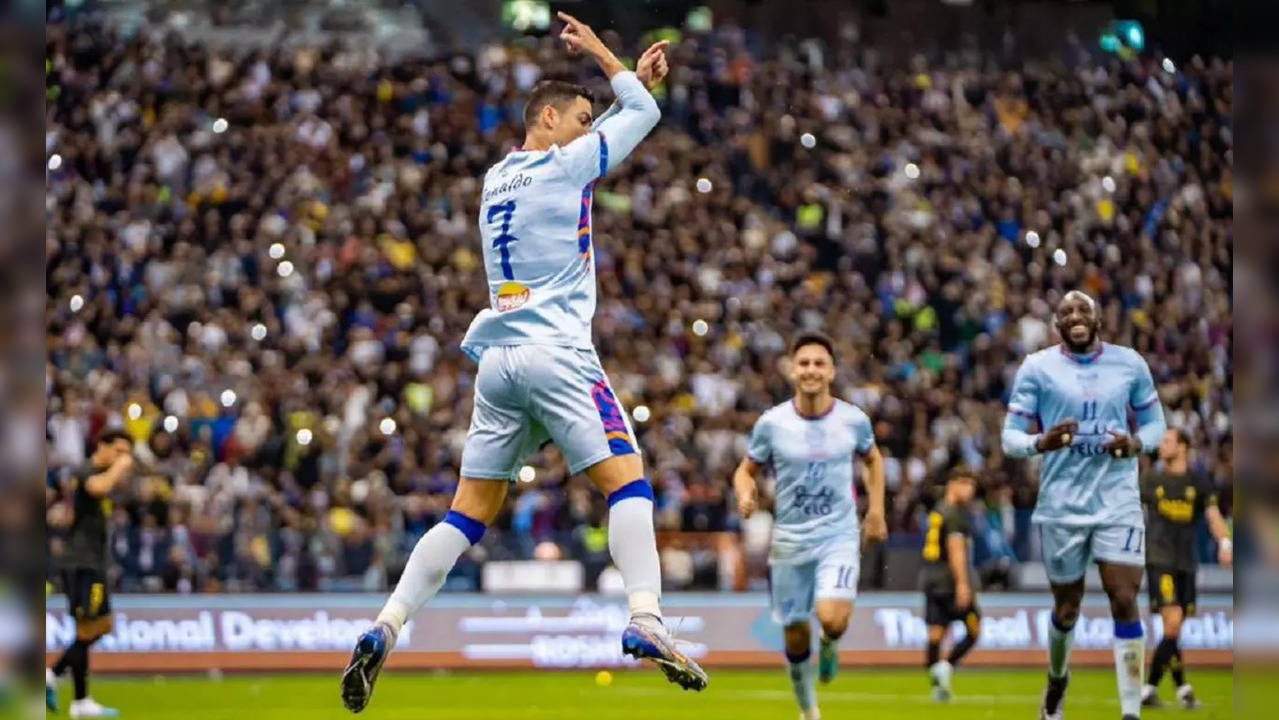 Cristiano Ronaldo goal celebration vs Lionel Messi's PSG.