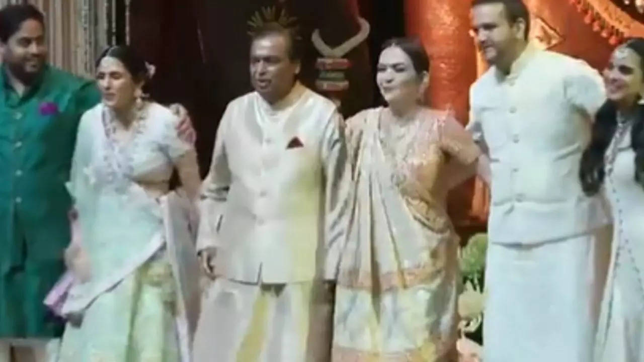 Mukesh Ambani, Isha Ambani, Shloka Mehta Shake A Leg To Wah Wah Ramji ...