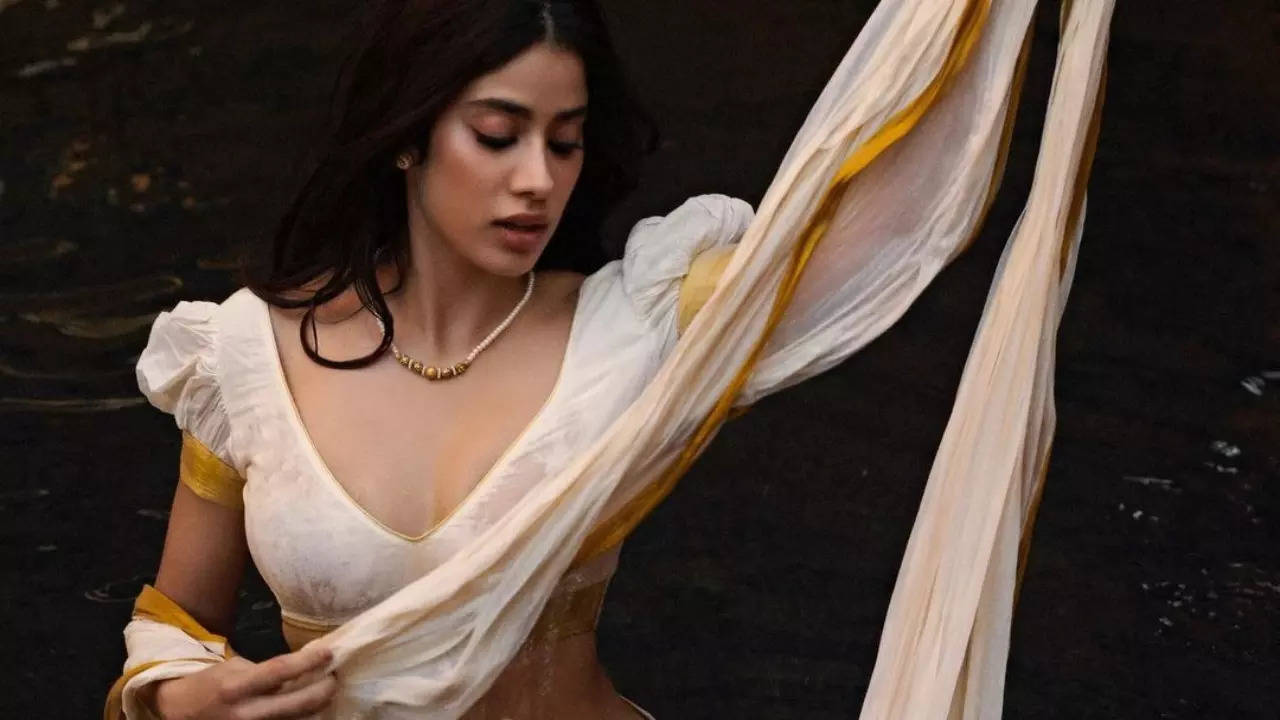 Janhvi Kapoor turns heads in Plunging Saree-Bralette Combo