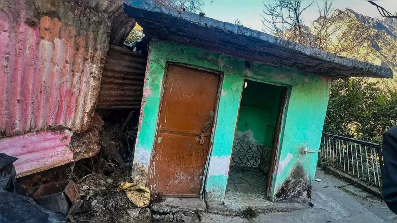 ​First house collapses in Joshimath​​