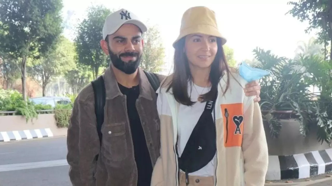 Virat Kohli adorably wraps his hand around wifey Anushka as they pose ...