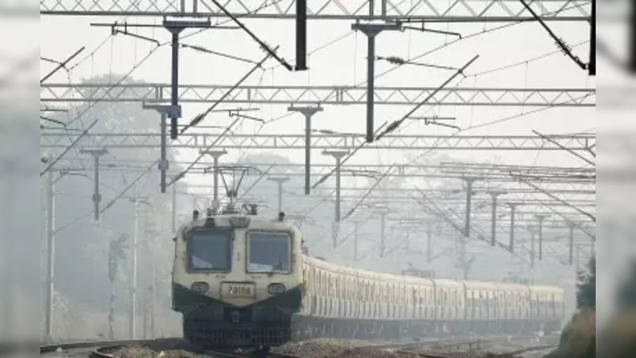 New Delhi: A train runs on a railway track slowly amid low visibility due to fog, in New Delhi on Sunday, Dec. 18, 2022.  (Photo: Qamar Sibtain/IANS)