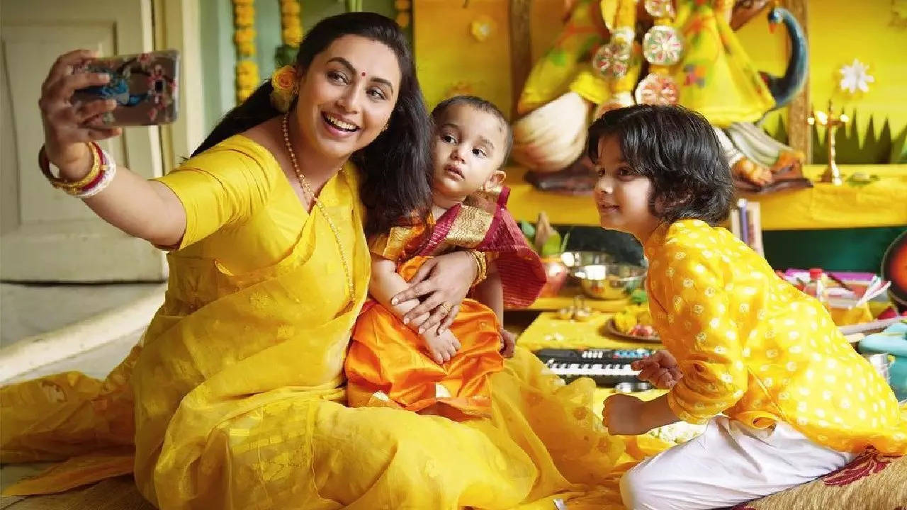 Rani Mukerji har det gøy på Saraswati pujo.  Filmutgivelsesdatoen er utsatt