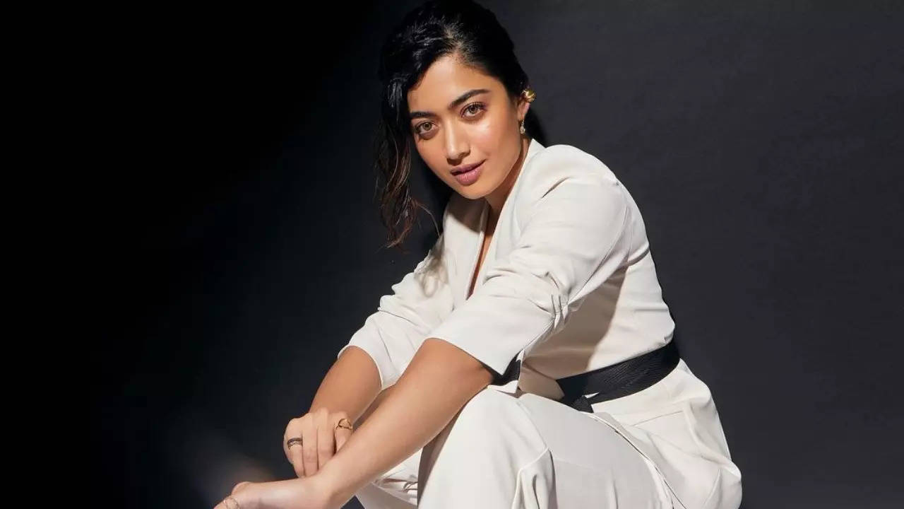 Mission Majnu's Rashmika Mandanna TROLLED for wearing 'bathrobe' to airport