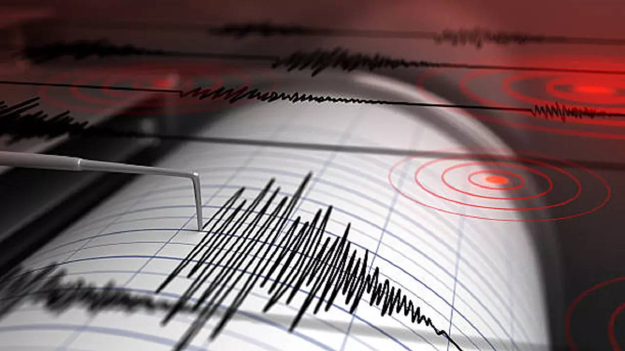 An earthquake shakes Khoy, Iran.  A 5.9-magnitude strike left at least 7 dead and 440 injured.