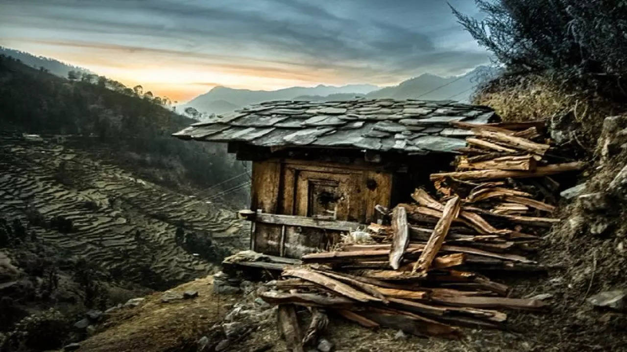 wood house in sankri village of uttarakhand