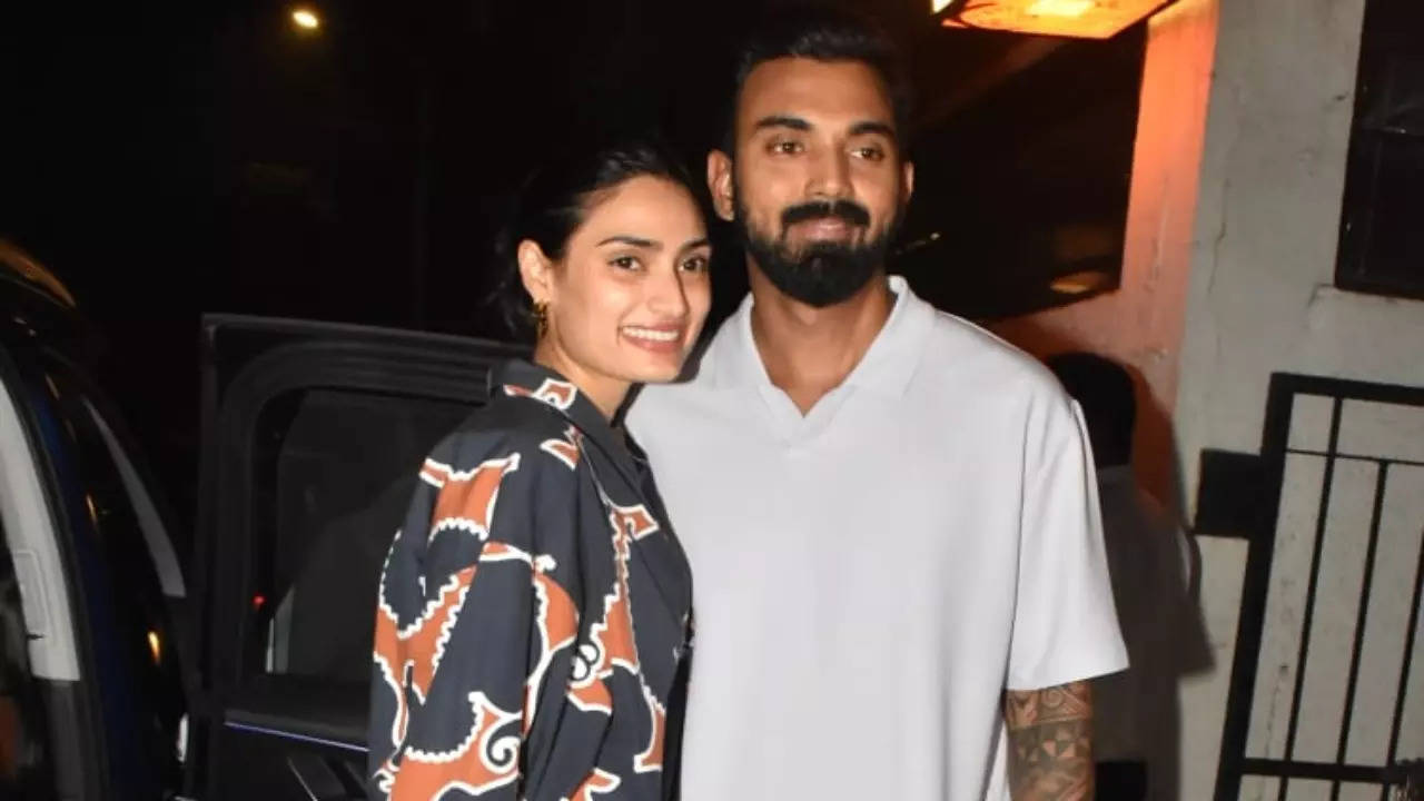 Newlyweds Athiya Shetty, KL Rahul are all smiles as they pose for paps after enjoying dinner date. See PICS