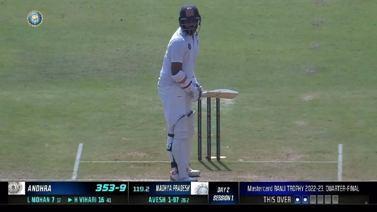 Hanuma Vihari batting with injured hand.