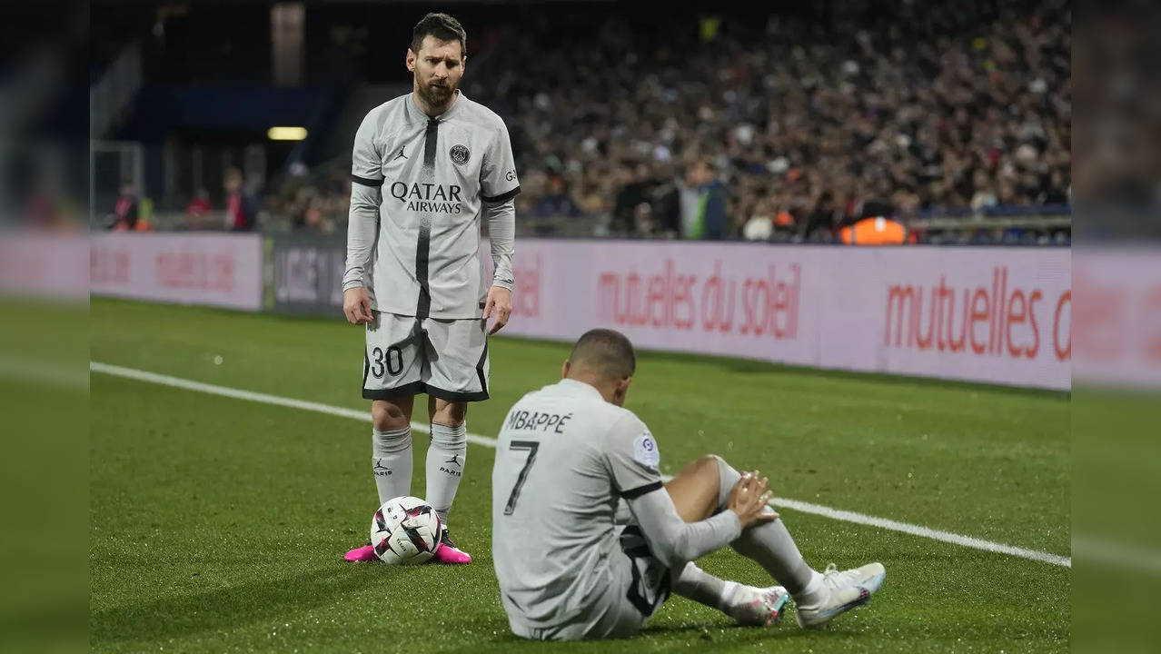 Kylian Mbappe Misses Penalty, Comes Off Injured In PSG Win | Football ...